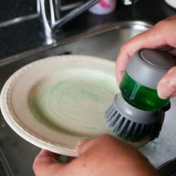 In Round Afwasborstel Met Zeepdispenser / Zeepreservoir – Inclusief Houder – Grijs – Afwas Borstel – Zeep Handborstel – Doseerpomp – Afwasmiddel Dispenser – Navulbaar 13 In Round Afwasborstel Met Zeepdispenser / Zeepreservoir – Inclusief Houder – Grijs – Afwas Borstel – Zeep Handborstel – Doseerpomp – Afwasmiddel Dispenser – Navulbaar -Levensproducten 1200x1200 761