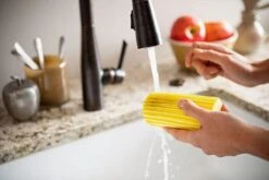 Scrub Daddy Damp Duster - Wonder Stoffer - Geel 7 Scrub Daddy Damp Duster - Wonder Stoffer - Geel -Levensproducten 1200x802 4