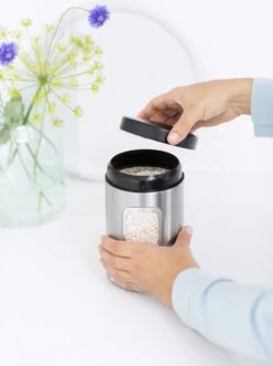 Brabantia Voorraadbus - 1,4 L - Matt Steel Fingerprint Proof / Matt Black Deksel - Met Venster 16 Brabantia Voorraadbus - 1,4 L - Matt Steel Fingerprint Proof / Matt Black Deksel - Met Venster -Levensproducten 895x1200 4